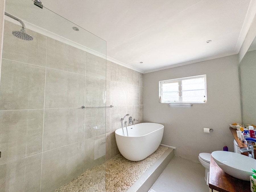 2 Bedroom Property for Sale in Vredehoek Western Cape